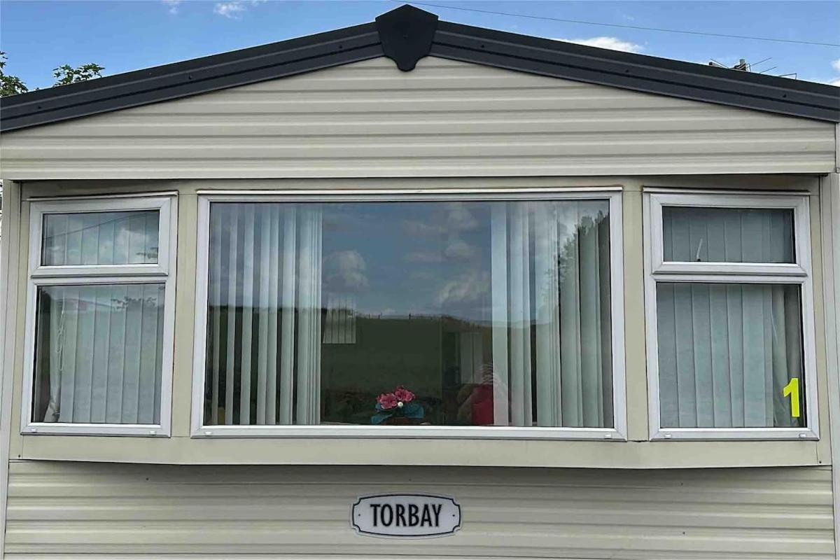 4-Bedroom Cosalt Caravan In Uddingston, Glasgow 外观 照片