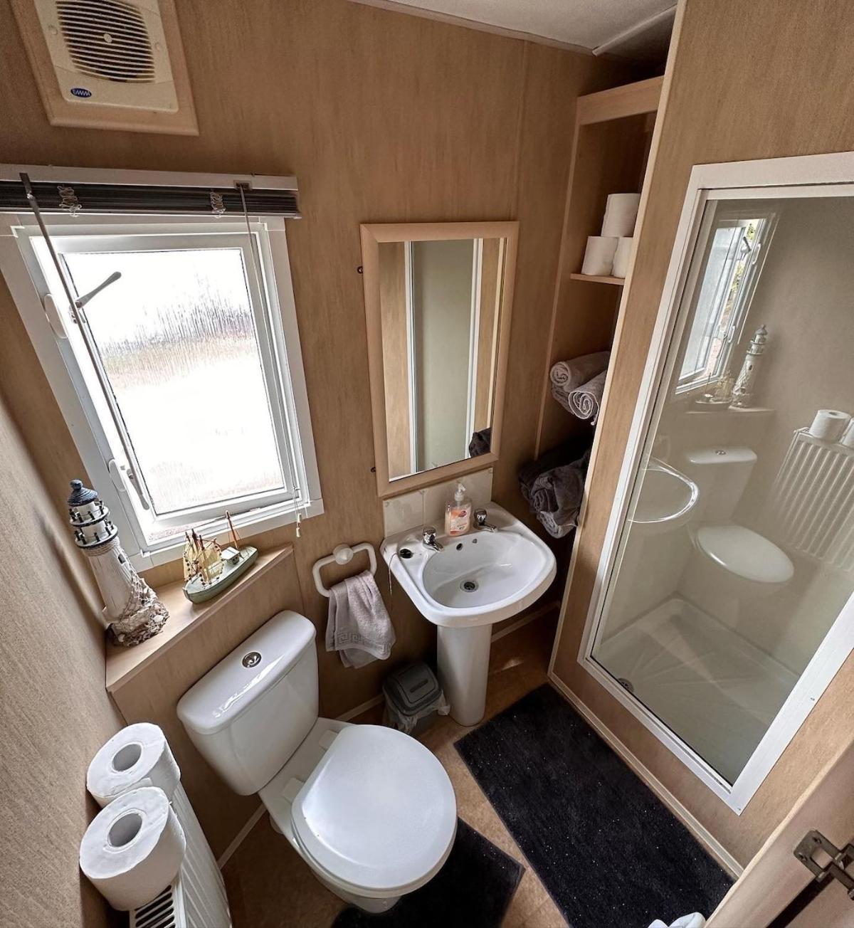 4-Bedroom Cosalt Caravan In Uddingston, Glasgow 外观 照片