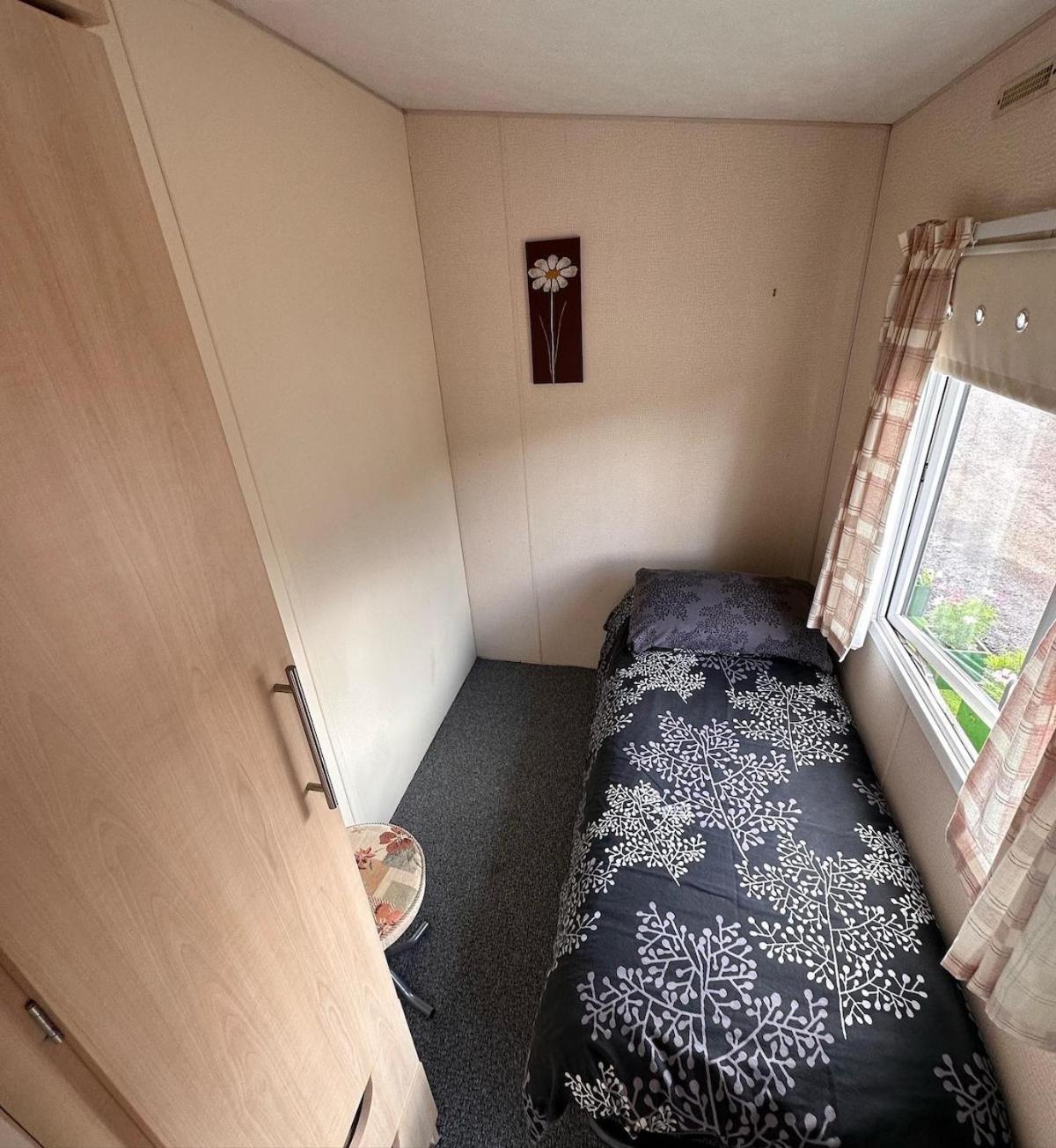 4-Bedroom Cosalt Caravan In Uddingston, Glasgow 外观 照片