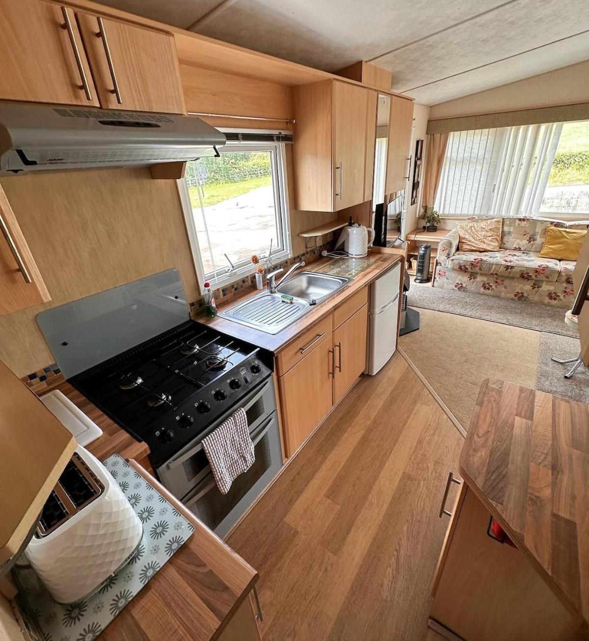 4-Bedroom Cosalt Caravan In Uddingston, Glasgow 外观 照片