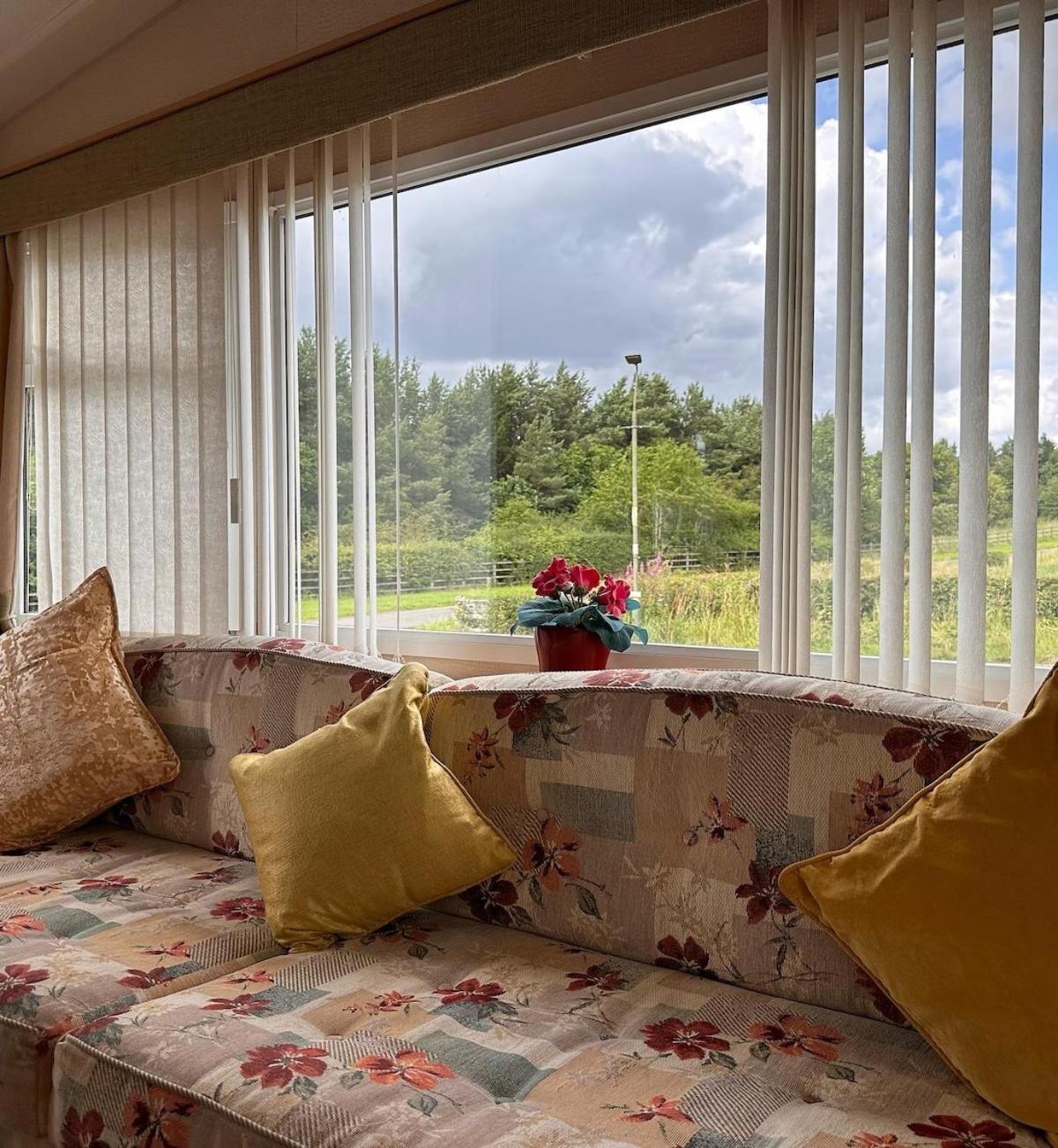 4-Bedroom Cosalt Caravan In Uddingston, Glasgow 外观 照片